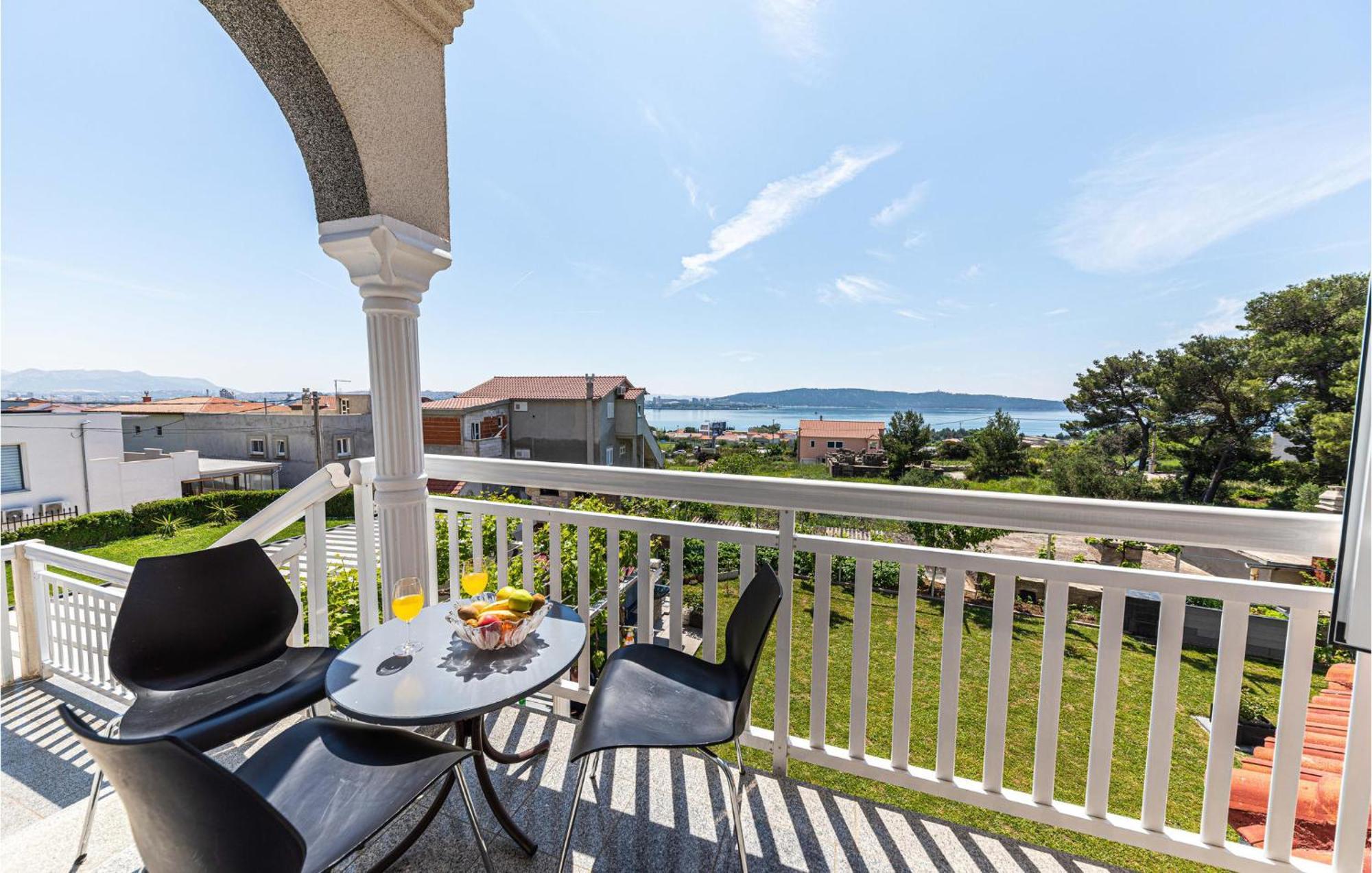 Nice Apartment In Kastel Sucurac With Kitchen Kaštela Buitenkant foto